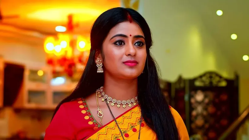 Mithra Gifts a Necklace to Bhagyalakshmi