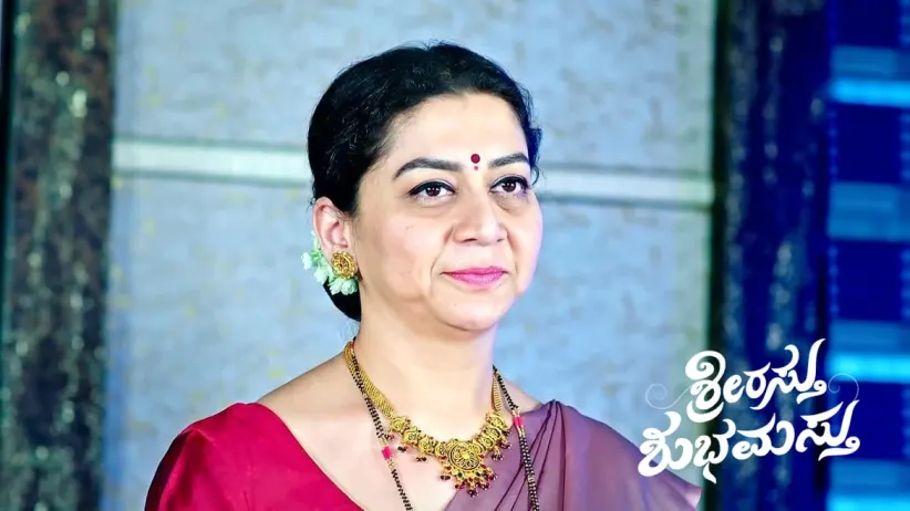 Dathatreya Helps Abhijit Wear the 'Panche'