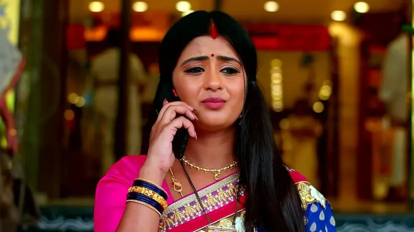 Bhagyalakshmi Follows Mithra's Car