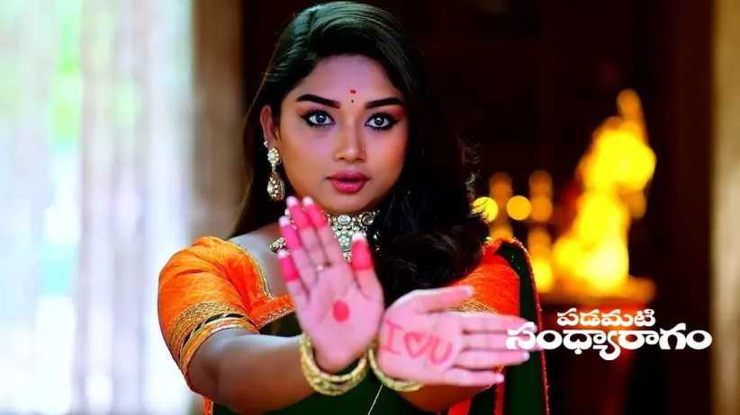 Raghuram Applies Henna on Janaki's Hands