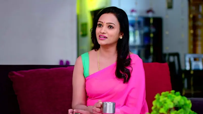 Bhoomika Sees Jaydev with the Stolen Necklace