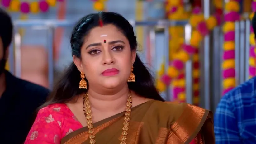 The Priest Suggests a Remedy | Karthigai Deepam
