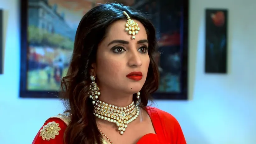 Simone Tries to Woo Malhar