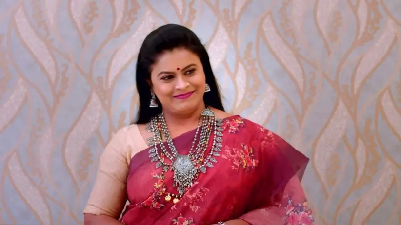Paarvathi Convinces Lakshmi to Wear the Bangles | Paaru