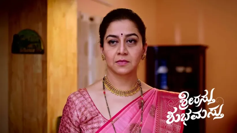 Tulasi Gives Madhav an Oil Bath