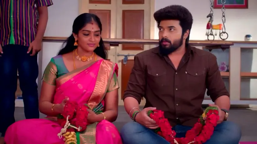 Karthikeyan Teases Deepa | Karthigai Deepam