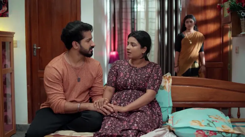 Sanju Puts the Ring on Swathi’s Finger | Mizhirandilum
