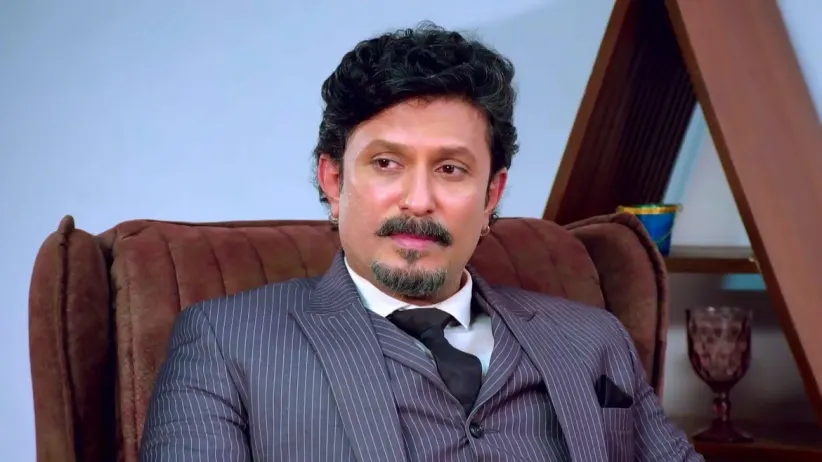 Jayaprada Approaches a Disturbed AJ | Hitler Kalyana