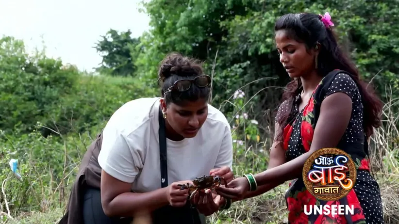 The Contestants Practice Catching Crabs