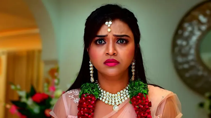 Manisha Asks Mithra to Help Her Wear a Ring