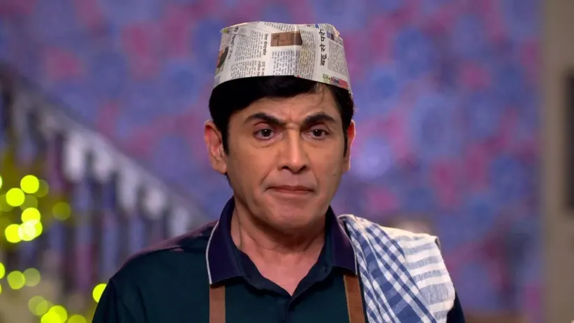 Vibhuti Gives a Necklace to Angoori