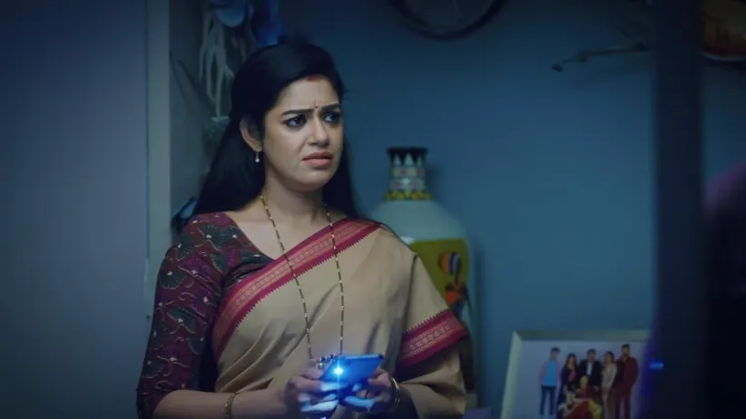 Bhoomika Tricks Goutham into Holding Her Hand