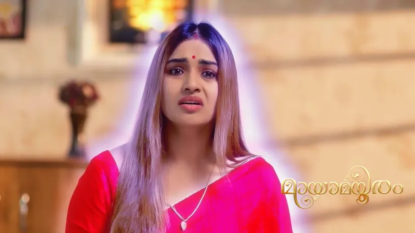 Malavika Feeds Food to Maheshwar