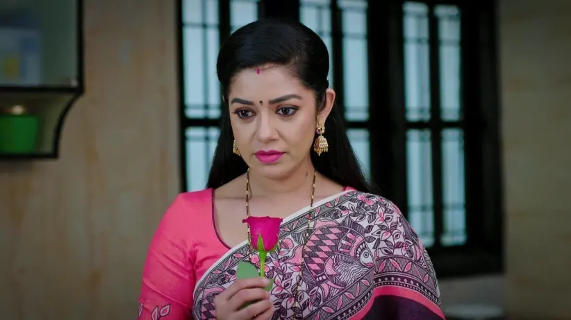 Jaydev Sees Apeksha with Partha