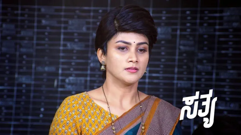 Sathya Beats up the Men Troubling Ritu