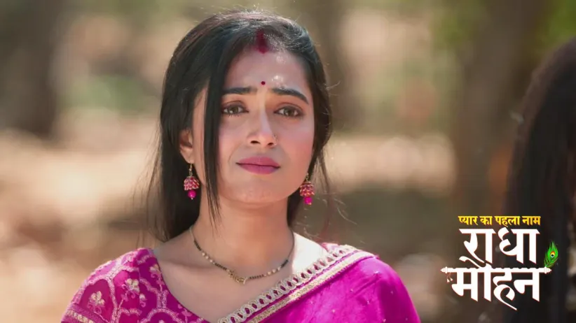 Damini Pushes Gungun in front of a Tiger