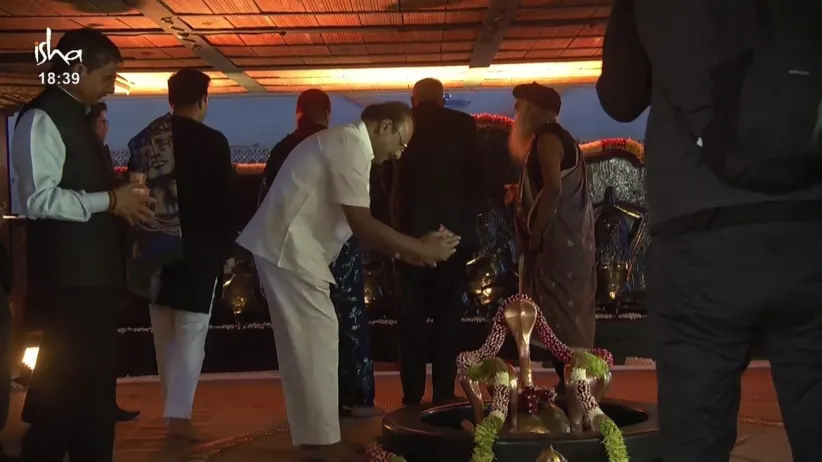 The Vice President offers prayers to Shivalinga