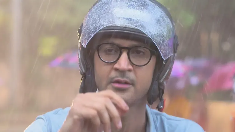 Rehan Notices Jogomaya Getting Wet in the Rain | Jogomaya