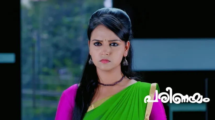 സുഹാസിനിയോട് സംസാരിക്കുന്ന ശാരിക