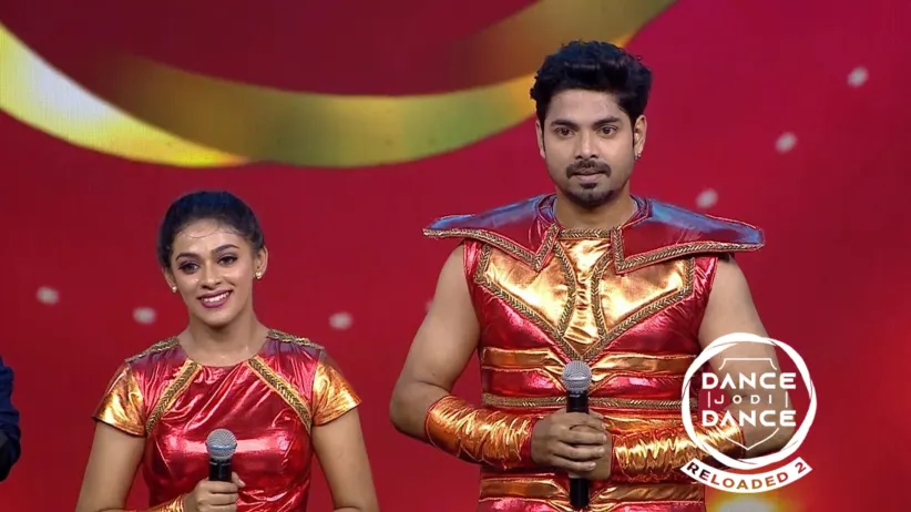ரியா மற்றும் குருவை பாராட்டும் நடுவர்கள்