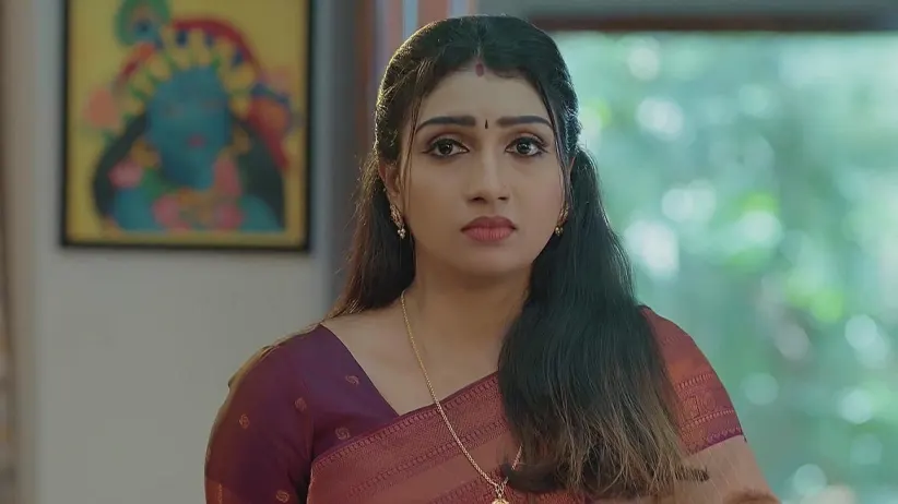 Savithri Snatches the Phone | Valsalyam