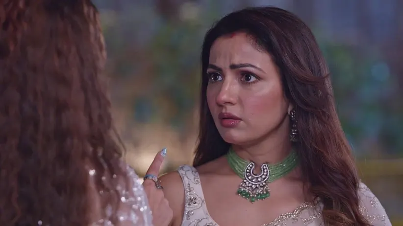 Monisha Shares Her Plan with Deepika | Kumkum Bhagya