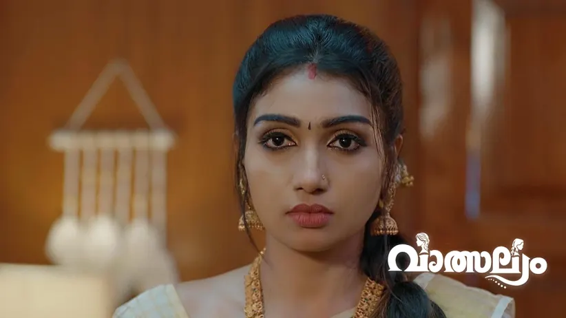 Rajalakshmi Gives the Jewellery to Nandhini
