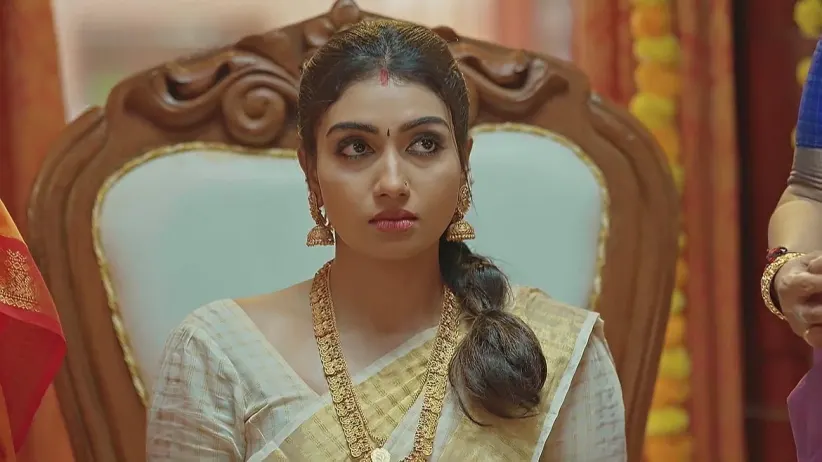 Karthik Dresses Up Mythili | Valsalyam