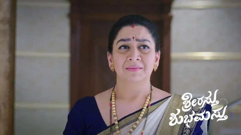 Mahesh Makes Sharvari Massage Tulasi's Legs