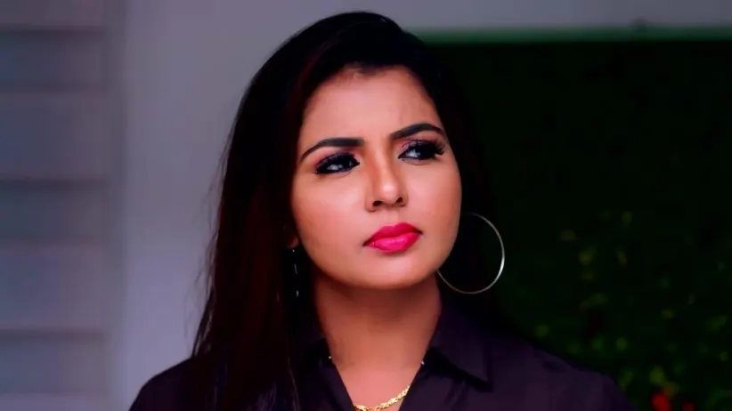 Paravthy Learns About Akhila's Problems