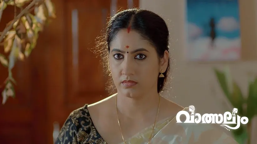 Meenakshi Considers Nandhini Her Mother