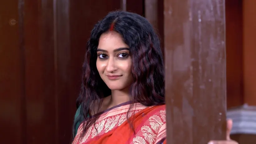 Parna Removes the Glue from Sweety's Hands