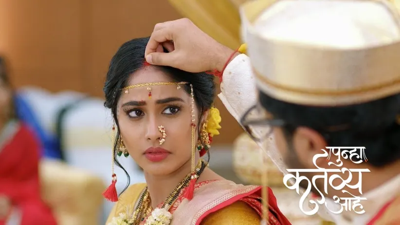 Akash Puts the 'Mangalsutra' around Vasu'a Neck