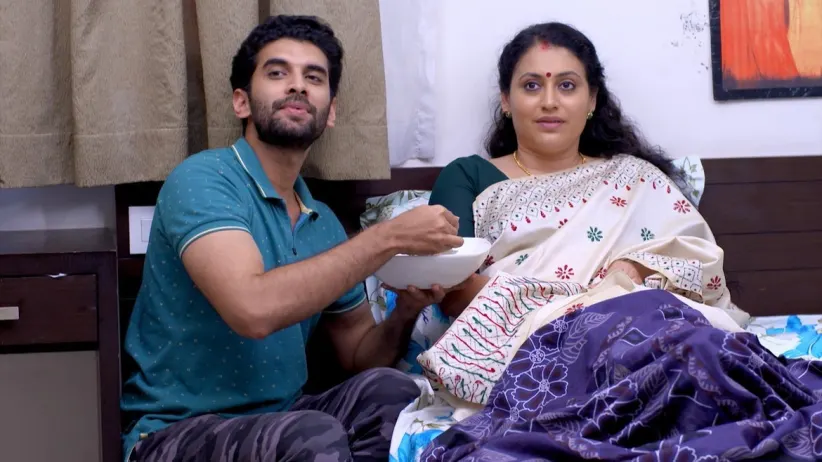 മീരയെ പരിപാലിക്കുന്ന നിഖിൽ
