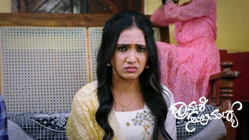 Vijaya Serves Food to Subbu's Family