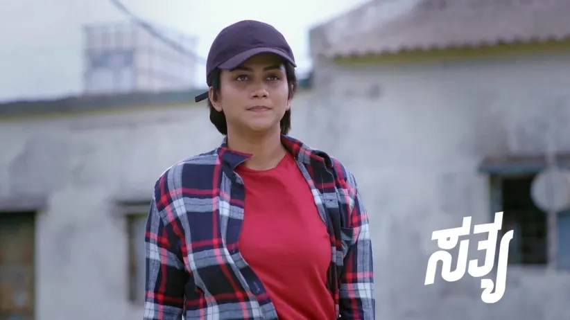 Sathya Proves Herself in front of a Few Scammers