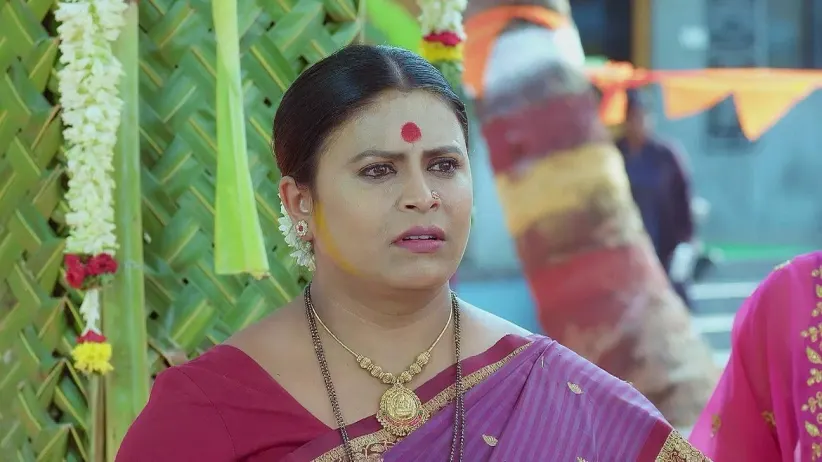 Arvinda Boosts a Guilt-Ridden Roopa's Morale