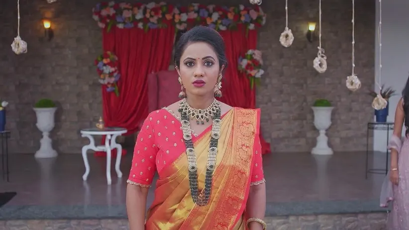 Soundharya Is Shocked to See Deepa with Chirag | Brahmagantu