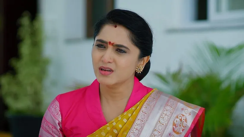 Apoorva and Meera Humiliate Sharada