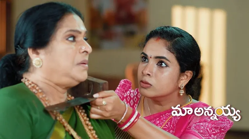 Nagavalli Threatens Chamundeshwari with a Knife