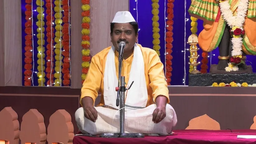 Mangesh Borgaonkar Sings 'Samayasi Sadar Vhave'