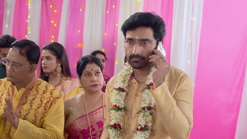 Kavya Asks the Police to Search Shiuli | Mala Bodol