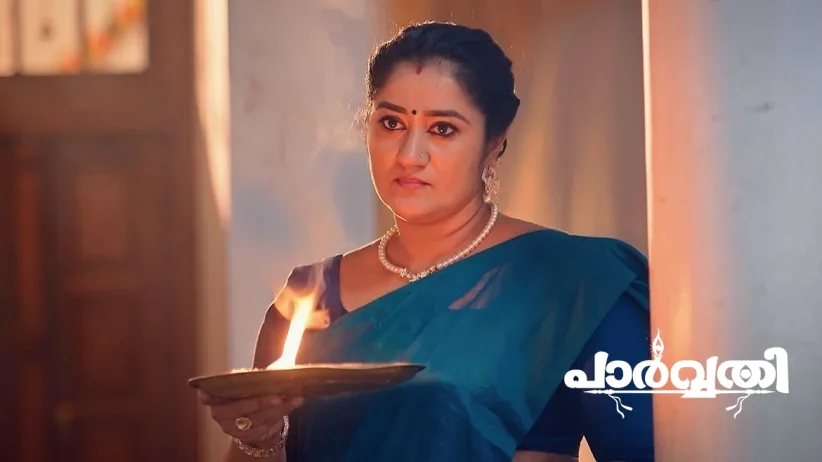 Parvathy Hits Ria for Kissing Vishal
