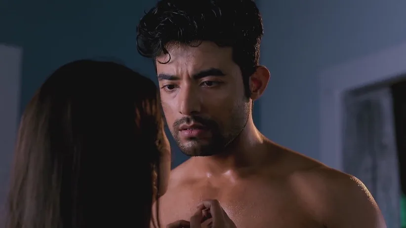 বস্ত্রহীন অনিকেত লজ্জা পায় | কোন গোপনে মন ভেসেছে