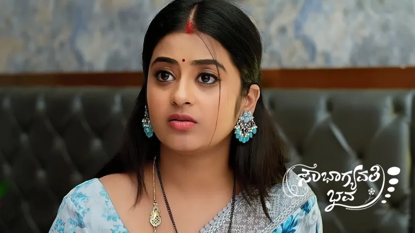 Manisha Gifts a Necklace to Arvinda
