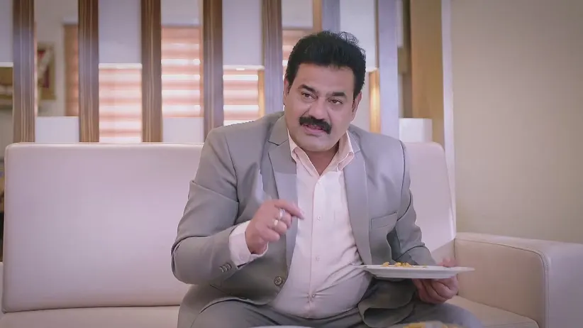 Goutham Struggles to Eat the Food Made by Apeksha | Amruthadhaare
