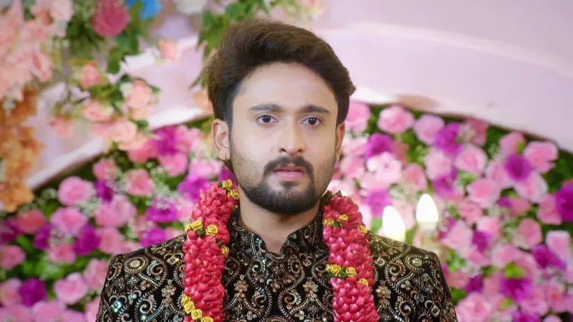 Deepa Refuses to Accept Rajshekhar's Gift