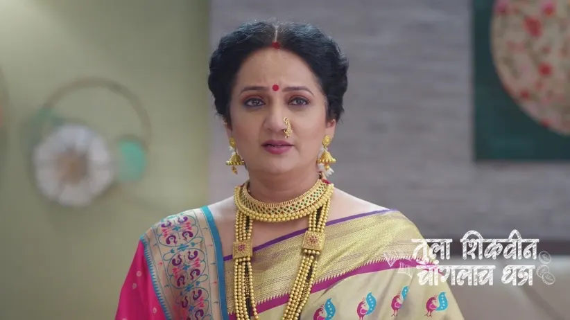 Adhipati Expresses His Opinion about Charulata
