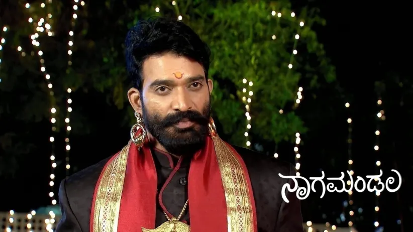 Punya Gives the 'Nagamani' to Dhananjaya