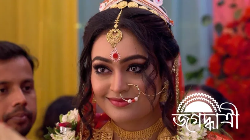 Jagadhatri Keeps Divya Under Watch